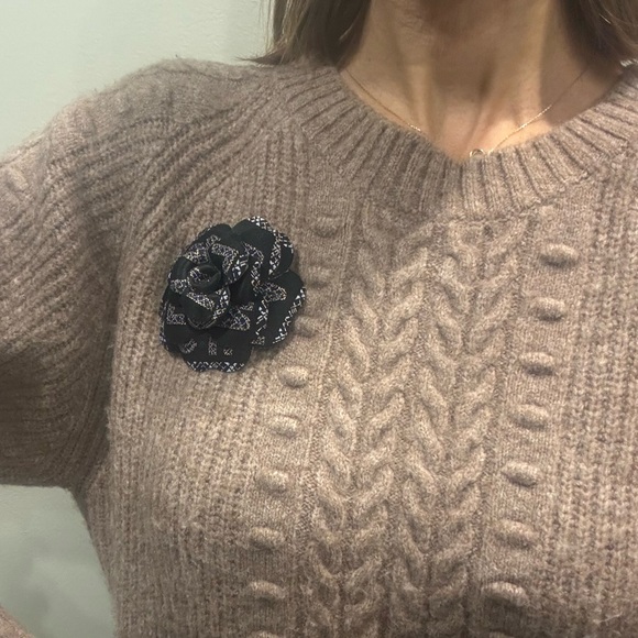 CHANEL Black and Gold Brooch - Spells Channel - Picture 3 of 7